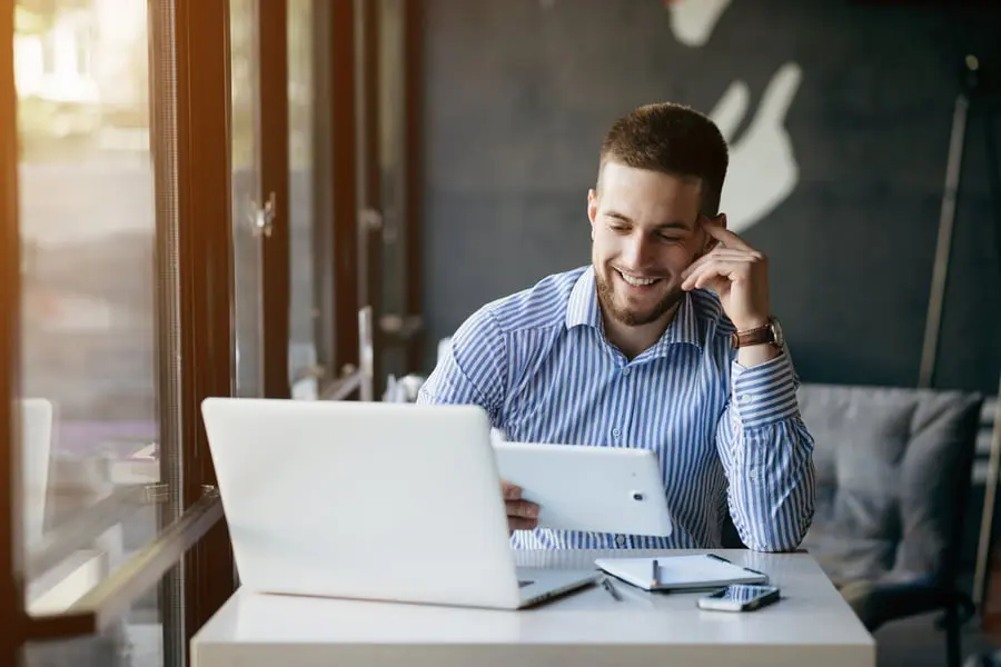 Homme travaillant sur un CRM